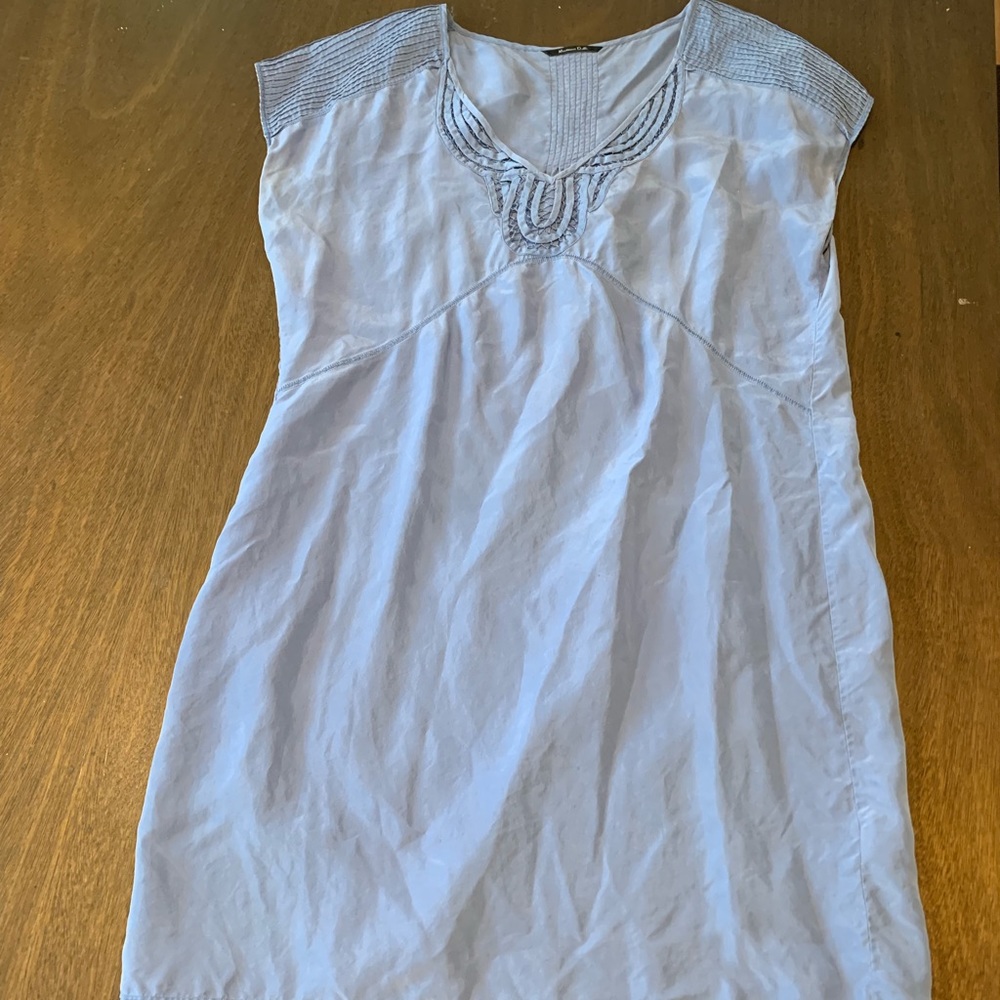 The is a massimo Dutti dress very cute and casual.